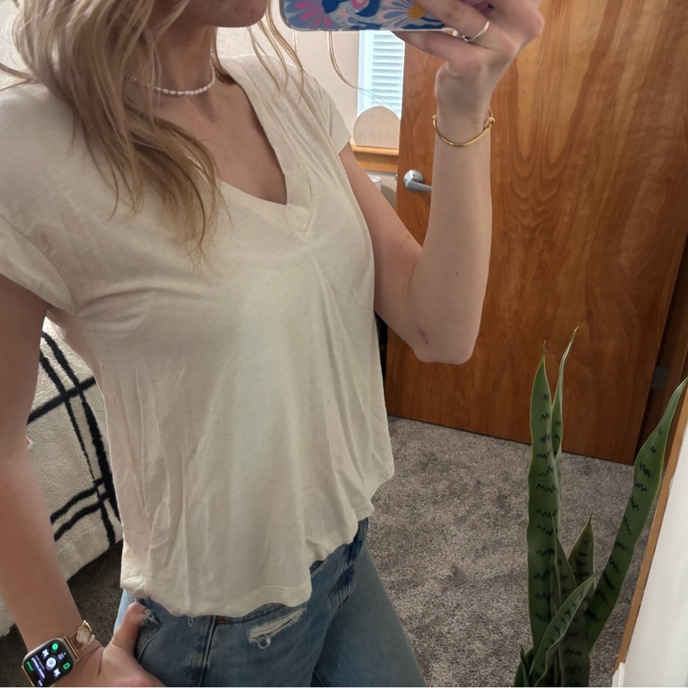 Express Cream V-Neck Short Sleeve Tee